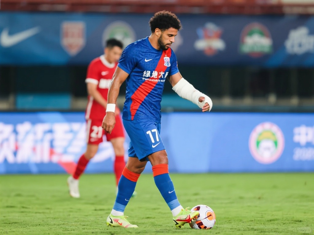 记者:路易斯伤退回沪,申花双外援迎战梅州客家 据相关报道,路易斯的伤情可能需要数周时间