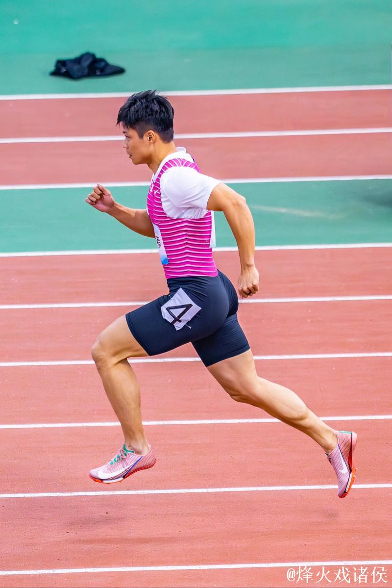 苏炳添体育课跑出11秒7,迈向短跑竞技之路 苏炳添体育课跑出11秒7,迈向短跑竞技之路